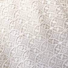 robe-mariée-dentelle-geométrique
