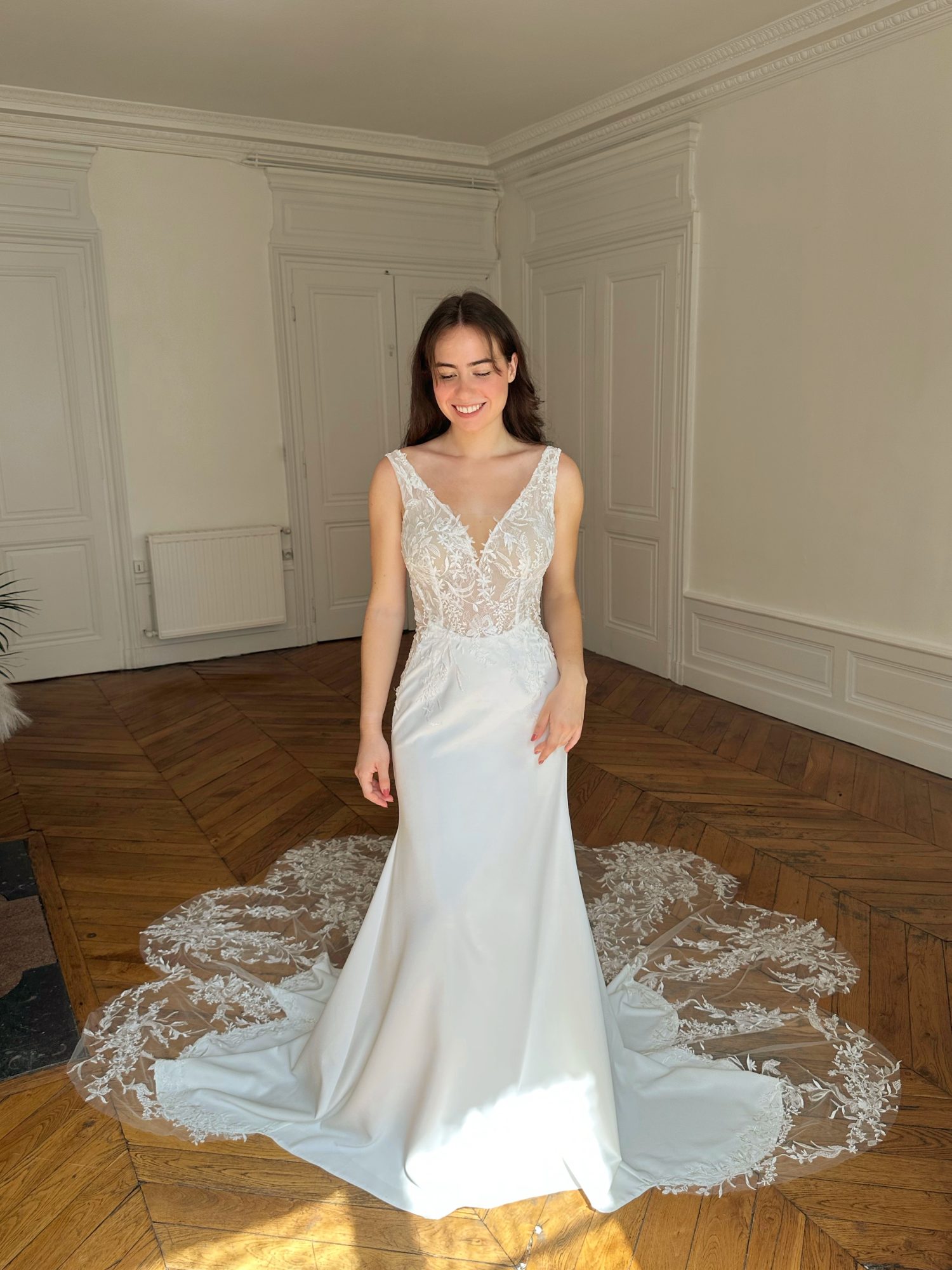 Divine - Robe de mariée fourreau – Image 2